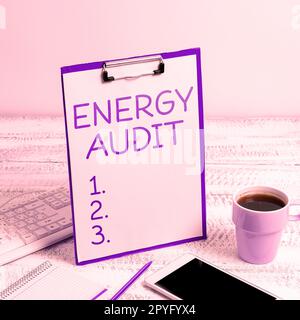 Scrittura del testo visualizzato Energy Audit. Parola scritta sulla valutazione del fabbisogno energetico e dell'efficienza di un edificio Foto Stock