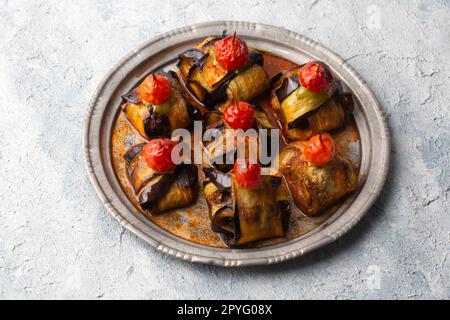 Delizioso cibo turco tradizionale; kebab Kofte avvolto in melanzane (nome turco; Islim - islim kebabi o kurdan kebabi) Foto Stock