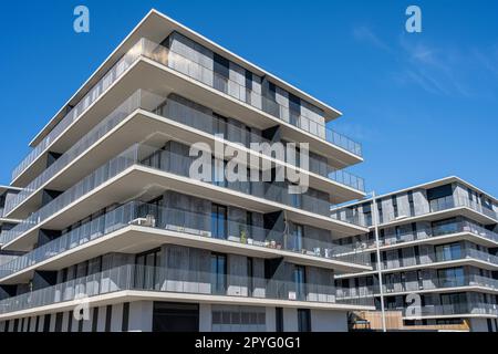 Moderni edifici di appartamenti grigi visti a Badalona, Spagna Foto Stock