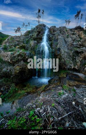 Piccole cascate in un ruscello di montagna in una giornata di sole Foto Stock