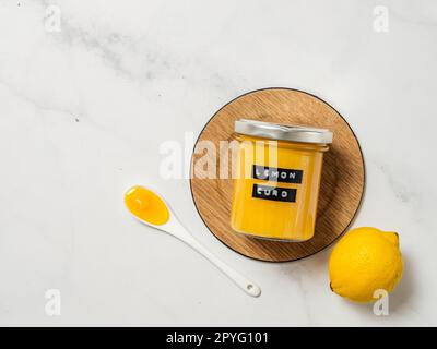 Cagliata al limone fatta in casa in vaso, vista dall'alto, verticale Foto Stock