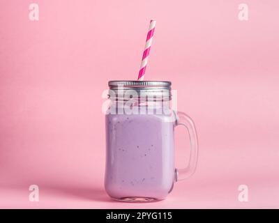 frullato di mirtilli in vetro mason jar rosa Foto Stock