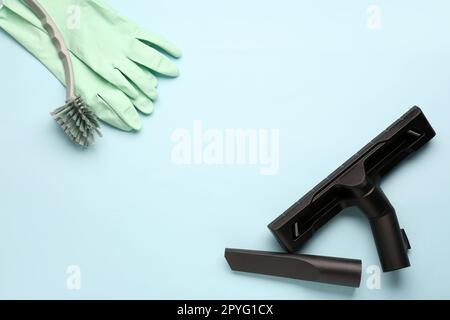 Accessori per aspirapolvere con spazzola e guanti su sfondo verde Foto  stock - Alamy