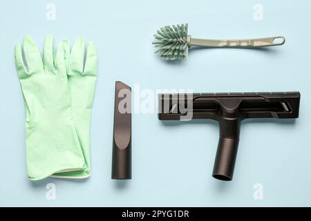 Accessori per aspirapolvere con spazzola e guanti su sfondo verde Foto  stock - Alamy