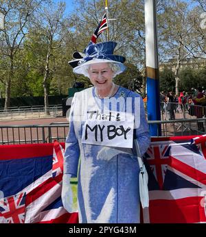 Londra UK 3 2023 maggio, IL MALL ritagliò la fotografia della defunto regina Elisabetta 11 con un droll ad-lib commento 'thats my Boy; riferendosi a suo figlio, prima dell'incoronazione di re Carlo III e la regina Camilla il 6 maggio. . Credito Gary Blake / Alamy notizie dal vivo Foto Stock