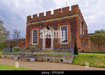 Hampton Court Palace Gardens - Pond Gardens e Banqueting House - Hampton Court Palace, Londra, Inghilterra, Regno Unito. 22nd aprile 2023 Foto Stock