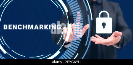 Scrittura che visualizza il benchmarking del testo. Parola per valutare qualcosa dal confronto con una strategia standard Foto Stock
