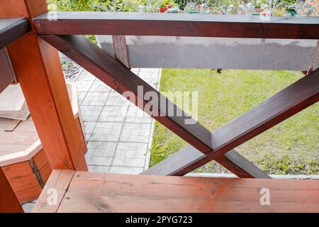 Primo piano della recinzione sul portico della terrazza, vista dall'interno. sfondo sfocato del giardino estivo Foto Stock