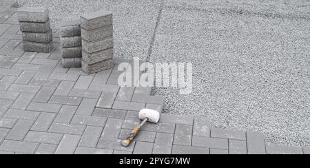 costruzione di un marciapiede, posa di asfaltatrici interbloccanti. spazio di copia Foto Stock