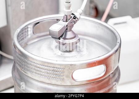 connettore per birra sul barile di birra in alluminio in una fabbrica di birra Foto Stock