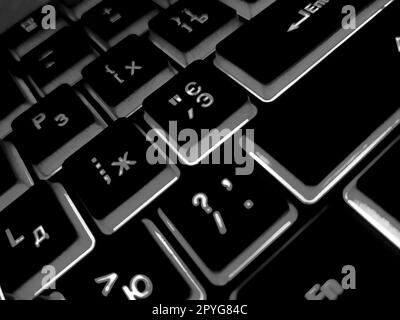 Primo piano della tastiera del computer illuminata Foto Stock