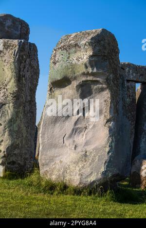 La faccia della pietra Stonehenge numero 28 - una delle più grandi pietre sarsen che costituiscono il cerchio esterno del megalito britannico Foto Stock