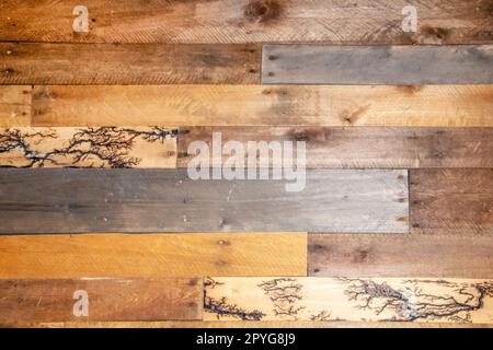 Sfondo - ripurpose tavole di legno, alcuni hanno insoliti fulmini frattali alta tensione lichtenberg legno bruciare modelli Foto Stock