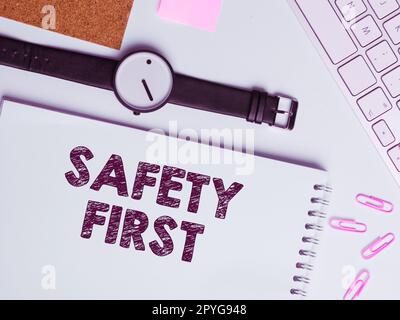 Didascalia di testo che presenta prima la sicurezza. Idea di business evitare qualsiasi rischio inutile vivere in modo sicuro prestare attenzione Foto Stock