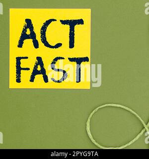 Scrittura visualizzazione testo Act Fast. L'idea di affari si muove volontariamente nel più alto stato di velocità iniziativamente Foto Stock