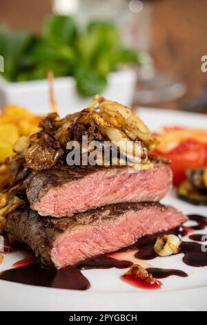 fette di bistecca alla griglia Foto Stock