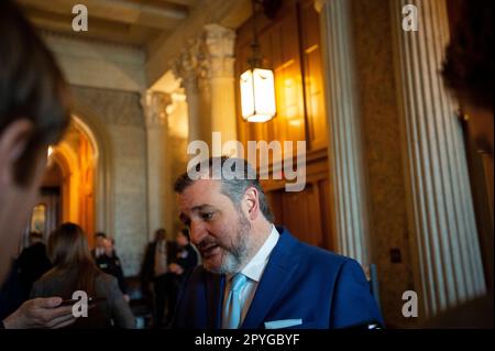 Washington, Stato di Vereinigte. 03rd maggio, 2023. Il senatore degli Stati Uniti Ted Cruz (repubblicano del Texas) parla con i giornalisti al di fuori della camera del Senato durante un voto al Campidoglio degli Stati Uniti a Washington, DC, mercoledì 3 maggio 2023. Credit: Rod Lammey/CNP/dpa/Alamy Live News Foto Stock