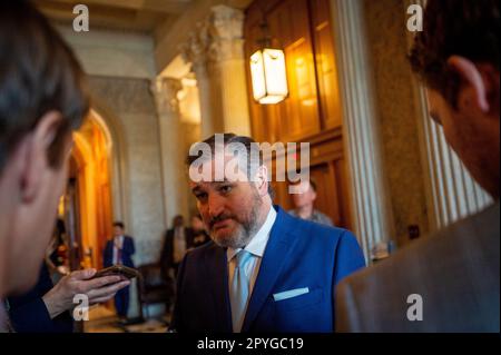 Washington, Stato di Vereinigte. 03rd maggio, 2023. Il senatore degli Stati Uniti Ted Cruz (repubblicano del Texas) parla con i giornalisti al di fuori della camera del Senato durante un voto al Campidoglio degli Stati Uniti a Washington, DC, mercoledì 3 maggio 2023. Credit: Rod Lammey/CNP/dpa/Alamy Live News Foto Stock