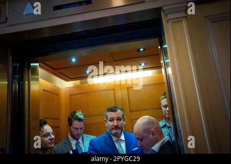 Washington, Stato di Vereinigte. 03rd maggio, 2023. Il senatore degli Stati Uniti Ted Cruz (repubblicano del Texas) sale a un ascensore fuori dalla camera del Senato durante un voto al Campidoglio degli Stati Uniti a Washington, DC, mercoledì 3 maggio 2023. Credit: Rod Lammey/CNP/dpa/Alamy Live News Foto Stock