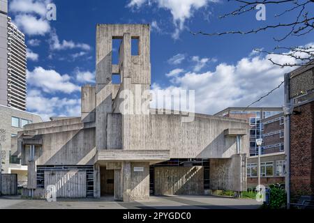 Colonia, Germania, aprile 25 2023: chiesa HL. Johannes XXIII del KHG in brutalistica architettura scultorea che ricorda un albero Foto Stock