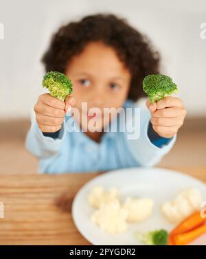 Non mi piacciono i veggies. Un ragazzino molto insoddisfatto di dover mangiare verdure. Foto Stock