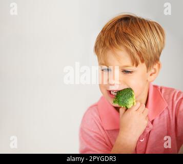 Non mi piacciono i veggies. Un ragazzino molto insoddisfatto di dover mangiare verdure. Foto Stock