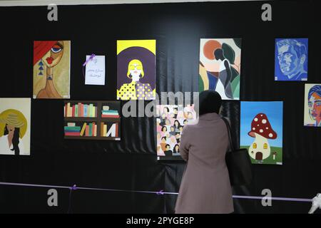 Hebron. 3rd maggio, 2023. Una donna partecipa ad una mostra d'arte organizzata dall'Università di Hebron per sostenere gli studenti e commercializzare i loro dipinti nella città di Hebron, in Cisgiordania, il 3 maggio 2023. Credit: Mamoun Wazwaz/Xinhua/Alamy Live News Foto Stock