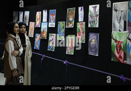 Hebron. 3rd maggio, 2023. La gente partecipa ad una mostra d'arte organizzata dall'Università di Hebron per sostenere gli studenti e commercializzare i loro dipinti nella città di Hebron, in Cisgiordania, il 3 maggio 2023. Credit: Mamoun Wazwaz/Xinhua/Alamy Live News Foto Stock