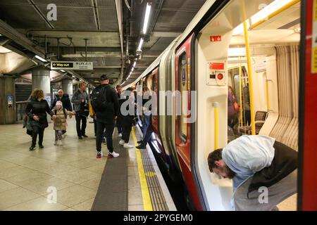 Londra, Regno Unito. 03rd maggio, 2023. I passeggeri saliscono a bordo di un treno alla stazione della metropolitana di Westminster. (Foto di Steve Taylor/SOPA Images/Sipa USA) Credit: Sipa USA/Alamy Live News Foto Stock