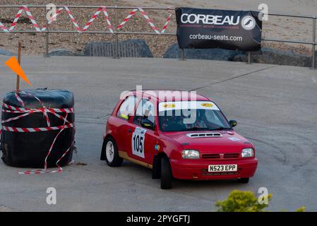 Chris Worrall corre una vecchia Nissan Micra 1995 in gara nel Corbeau Seats rally sul lungomare di Clacton, Essex, Regno Unito. Il co-pilota Jonathan Hudson Foto Stock