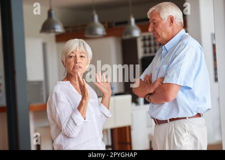 No, quella scusa non funzionerà più. una coppia anziana che ha un argomento. Foto Stock