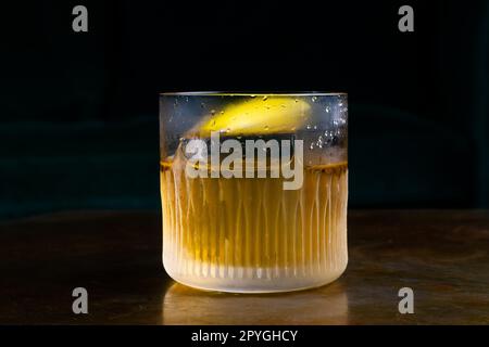 Cocktail gin whisky zacapa al bar vintage in legno Foto Stock