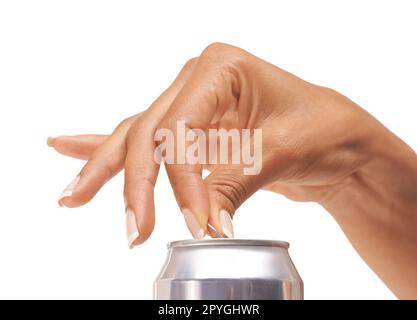 Aprire una lattina di rinfresco. le mani di un giovane donna che apre una soda possono isolarsi sul bianco. Foto Stock