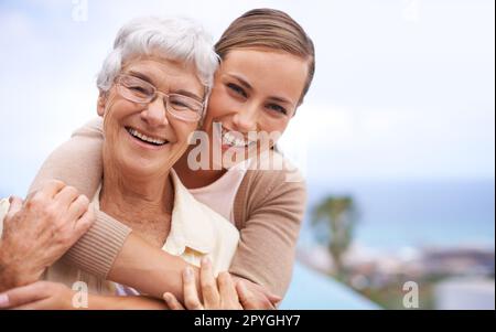 Lei significa il mondo per me. Ritratto di una madre affettuosa e di una figlia in piedi all'aperto. Foto Stock