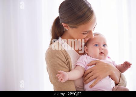 Cessa un tale fascio di gioia. una giovane madre che si lega con la sua bambina. Foto Stock