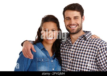 Shes il mio numero uno. Studio ritratto di una giovane coppia affettuosa in piedi con le braccia intorno l'un l'altro isolato su bianco. Foto Stock