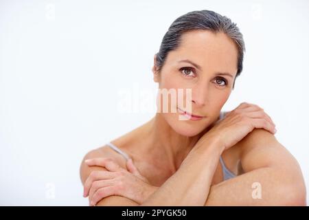 Naturalmente bello. Ritratto di una bella donna matura in posa in studio. Foto Stock