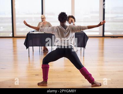 Ches inseguendo i suoi sogni. Ripresa da dietro di una danzatrice che si esibisce davanti ai giudici durante un'audizione di danza. Foto Stock