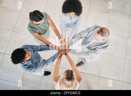 Ufficio, uomini d'affari e vista dall'alto di una pila di mani per festeggiare, motivare o creare team. Collaborazione, diversità e overhead di un team aziendale che fa il tifo per il lavoro di squadra sul posto di lavoro Foto Stock