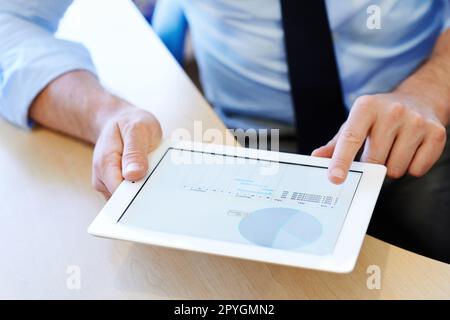 Controllo dei dati finanziari. Immagine rifilata di un uomo d'affari che lavora su un tablet digitale. Foto Stock