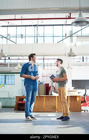 Colleghi e amici. due colleghi che hanno una discussione di lavoro in ufficio. Foto Stock