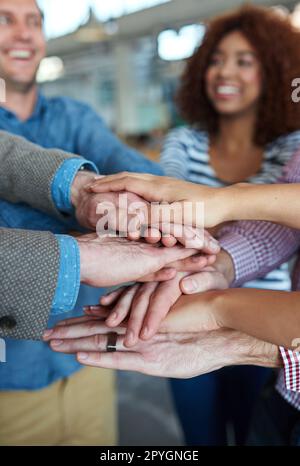 Lasciiamole fare. Primo piano di colleghi messi insieme in un'espressione di unità e spirito di squadra. Foto Stock