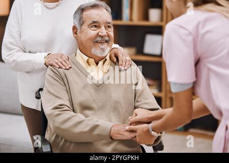 Paziente con disabilità che si tiene per mano con il medico per l'aiuto di anziani, il supporto e la fiducia infermieristica a casa, la terapia fisica e l'assistenza sanitaria. Operatore medico che consulta l'anziano in sedia a rotelle in caregiver benvenuto Foto Stock