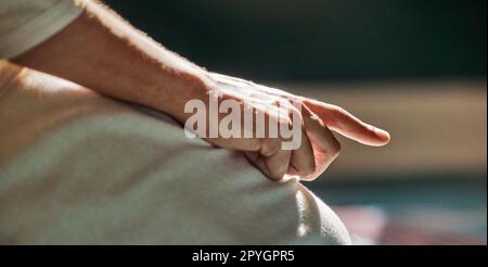 Mano, religione e islam con un uomo musulmano in una moschea per pregare nella fede o nella fede in dio durante l'eid o il ramadan. Santo, devoto e culto con un maschio spirituale islamico che prega allah mentre digiuna Foto Stock