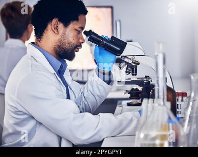 Uomo nero, scienziato e microscopio con ricerca scientifica in laboratorio, analisi dei dati ed esperto con innovazione scientifica o medica. Dottore di ricerca, biotecnologia con chimica e studio in laboratorio. Foto Stock