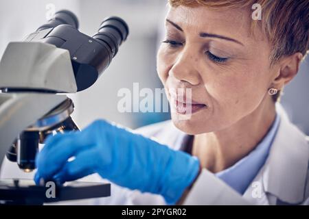 Scienza, laboratorio e donna nera con microscopio, ricerca per lo sviluppo di vaccini. Sanità, innovazione medica e donna scienziata senior in laboratorio ospedaliero che guarda i risultati dei test farmaceutici Foto Stock