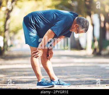 Esercizio, uomo anziano e stanco all'aperto, respirazione ed equilibrio per il benessere, la salute e la pensione. Uomo anziano, atleta e riposo per allenarsi, corridore ed esausto per fitness, allenamento e cardio Foto Stock