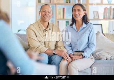 Coppia, terapia matrimoniale e relax sul divano insieme per consulenza, conversazione psicologa e salute mentale o fiducia. Consulenza di supporto, sorridere e uomo felice con donna in ascolto terapeuta Foto Stock