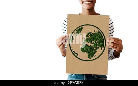 Poster di donne, cambiamenti climatici o mondo di cartone su sfondo bianco o modello in studio per il riscaldamento globale, la giornata terrestre o la sostenibilità. Sorridi, felice o volontario e ambiente segno di sostegno alla crescita Foto Stock