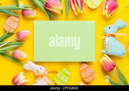 Modello per il biglietto di auguri di Pasqua. Carta bianca e bouquet di tulipani Foto Stock